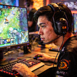 DOTA2核心位选手头像，比赛现场专注操作键盘